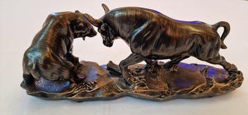 sculptuur, Bull and Bear Battle Statue – Symbolic Bronze