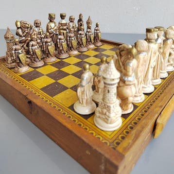 Schaakspel - figurativi medievali in pasta di marmo dipinta