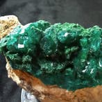 Dioptasio met malachiet Kristallen op matrix - Hoogte: 11 cm