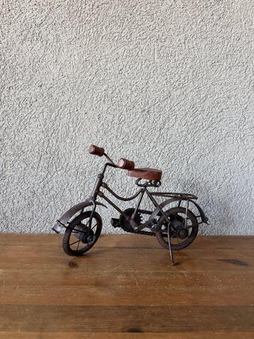 Decoratief ornament - Paar rustieke miniatuurfietssculpturen