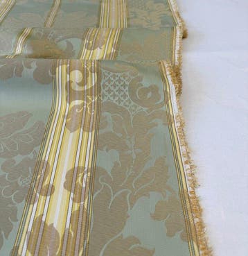 1726Verfijnd jacquardweefsel met bloemmotief, verrijkt met
