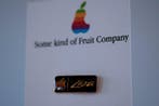 Apple Rare “Lisa” Enamel Pin by “Some Kind of Fruit Company”, Nieuw