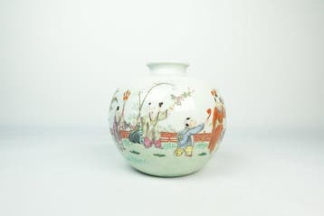 Vase en forme de pomme de la Famille Rose avec motif Enfants