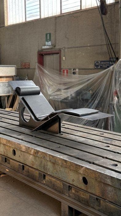 DARK atelier - Chaise longue - IJzer, Leder - LINEAE, Antiek en Kunst, Kunst | Designobjecten