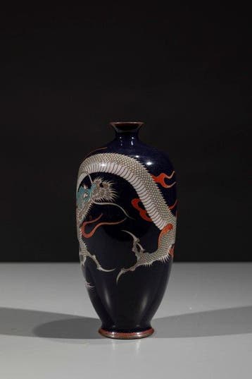 Vase - Émail, Un vase cloisonné au fond bleu nuit orné dun