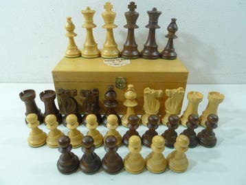 Jeu déchecs signé LARDY plombé feutrine King 95 mm Neuf