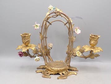 Support - Avec deux porte-bougies et des fleurs en, Antiek en Kunst