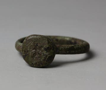 Middeleeuwen, kruisvaardersperiode Brons Ring met kruis