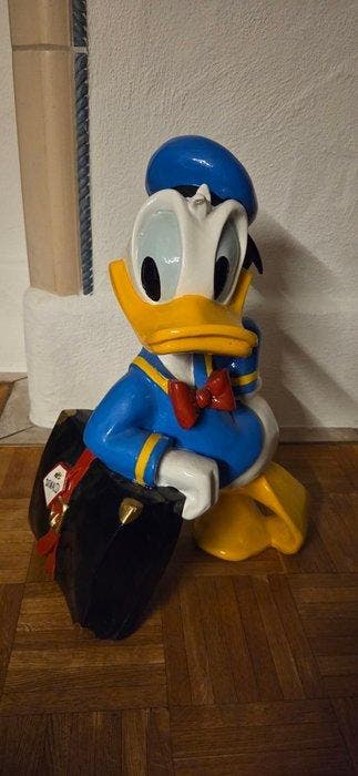 Figure - Walt Disney - Donald Duck Figure leaning on his
