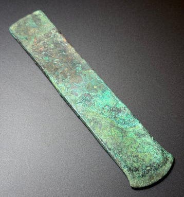 Âge du bronze Hache-ciseau en bronze à douille longue