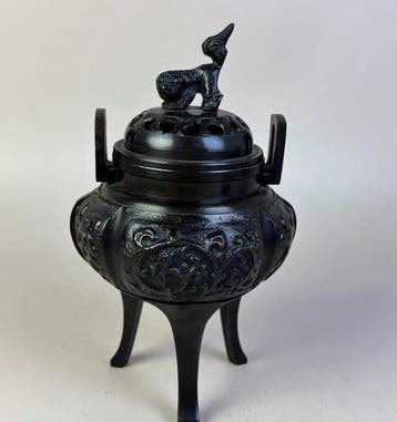 Encensoir tripode en bronze moulé de la période Shwa avec