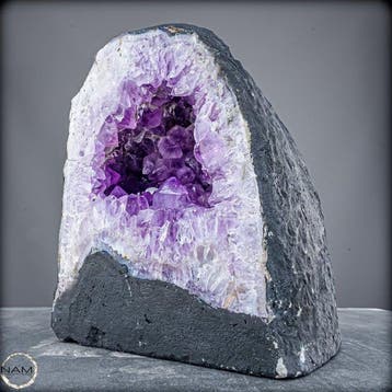 Natuurlijke amethist kristalkathedraal – diepviolette