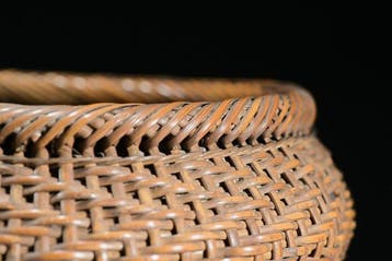 Vase Ikebana - Un panier ikebana en bambou tissé - Japon, Antiquités & Art