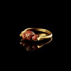 Oud-Romeins Ring met draad omwikkelde Romeinse glazen kralen