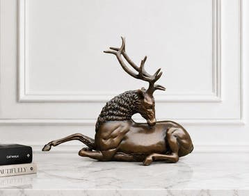 Tijdloze blikvanger - sculptuur, Brons liggend hert - 22 cm, Antiek en Kunst