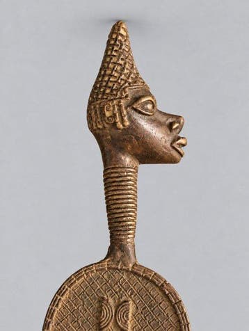 een prestigekam van oud brons van het Bamum-volk (of Bamoun)