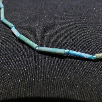 Égypte ancienne Faience Collier bleu. 88 cm de long.