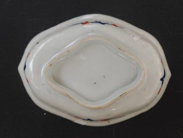 Ancien plat en porcelaine Imari japonaise, à lobes, dragon