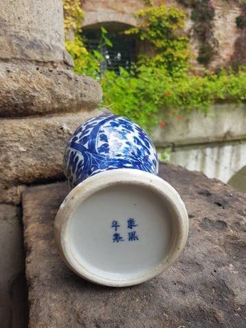 Oud Chinees blauw-wit porselein lotusvaas - Kangxi-stempel,, Antiek en Kunst