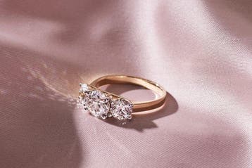 Ring - 14 karaat Geel goud - 2.99ct. tw. Diamant (Lab-grown), Handtassen en Accessoires, Ringen, Nieuw