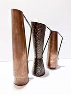 Vaas - Koper - Een set van drie diabolo-stijl vazen., Antiek en Kunst