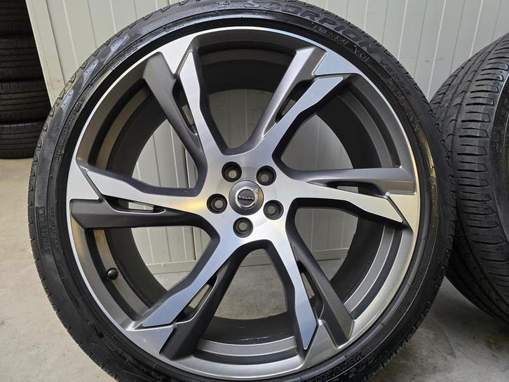 Demo Volvo XC90 22 inch velgen Pirelli zomerbanden 8mm UNIEK, Auto-onderdelen, Banden en Velgen, Overige maten, Zomerbanden, 275 mm