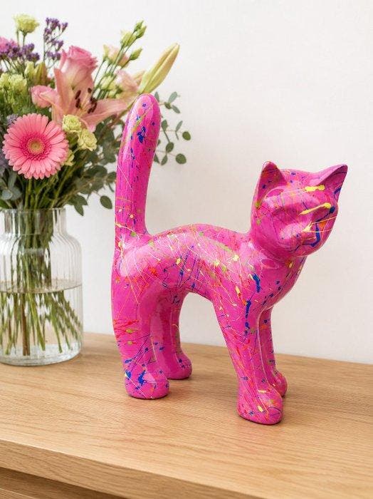 Beeld, garden statue cat color fuchsia with paint color - 31, Antiquités & Art, Curiosités & Brocante
