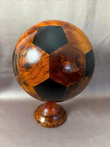 Decoratief ornament (2) - Bal en standaard - Europa -