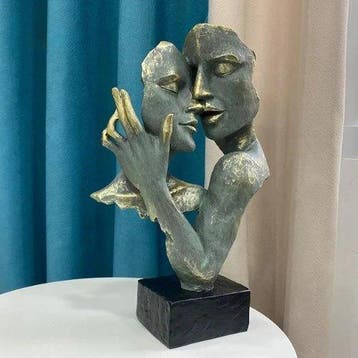 sculptuur, Abstract Lovers Sculpture – Modern Resin Couple
