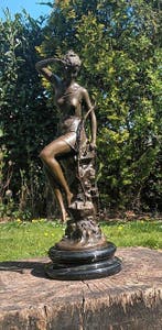 Sculpture, jachtgodin Diana Dianas Nymph naar L. Ledieu -