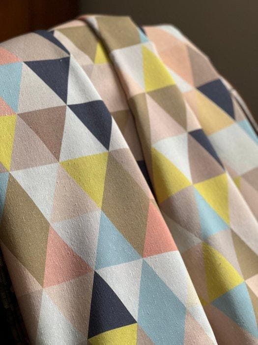 Dubbel breed. Exclusieve linnen stof met geometrische print, Antiek en Kunst, Antiek | Tapijten, Tafelkleden en Textiel
