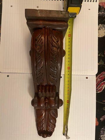 sculptuur, Grote handgesneden houten wandconsole met voluten