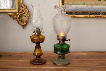 Petroleumlamp - opaalkleurige bloemdecoratie - Glas, gewerkt