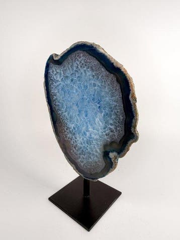 Agate avec géode de cristal de roche sur socle Géode -