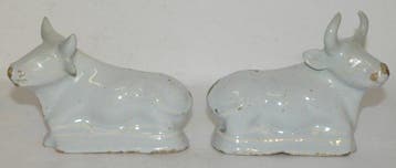 Delft ca 1750 - Beeldje, Liggende koetjes wit aardezwerk,