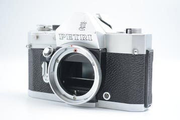 Petri Petri VI + C.C Auto 1.8/55mm Single lens reflex camera