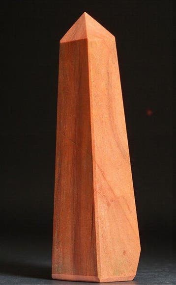 Grote 1 kg Rode Worteljaspis Obelisktoren - India - 21,5 cm, Verzamelen