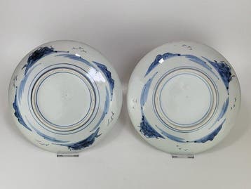 Schotel (2) - Porselein - Een paar grote Imari-borden