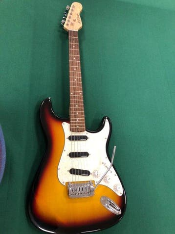 M.J.DOUGLAS - SST 72 Wilkinson 3 Tone Sunburst - - Guitare