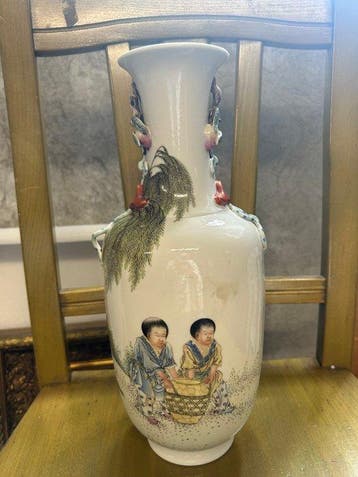 Vaas Chinese Famiglia Rosa met gegraveerde handvatten en