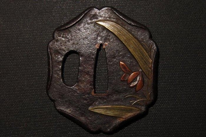 Katana - gesmeed ijzer - C5-883 Akikusa Tsuba - Japan - Edo, Antiek en Kunst, Antiek | Overige Antiek