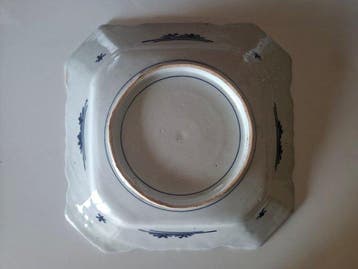 Gran fuente cuadrada ochavada de porcelana japonesa azul y