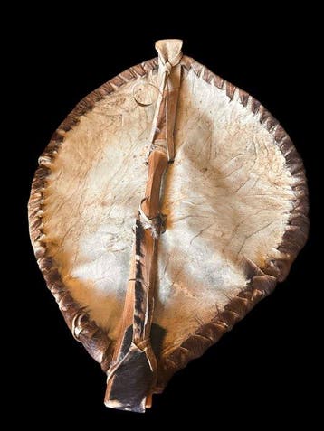 Bouclier Maasai ethnographique en cuir et peau animale –, Antiek en Kunst, Kunst | Niet-Westerse kunst