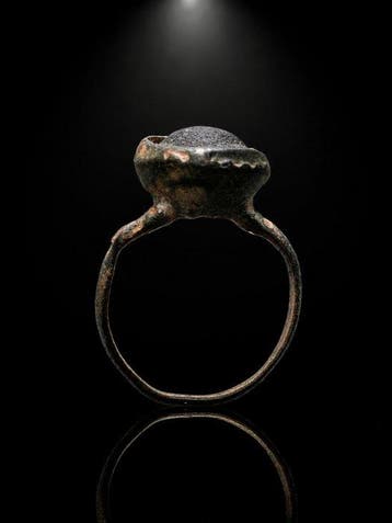 Médiéval Bronze Bague avec pierre cabochon sombre (Sans prix