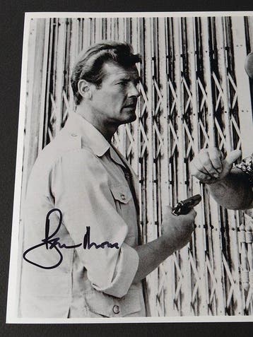 James Bond 007: Live And Let Die - Sir Roger Moore (+) and