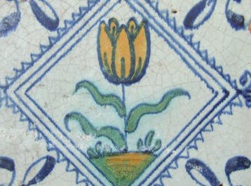 Carreau - Tulipe colorée dans un double carré. - 1600-1650