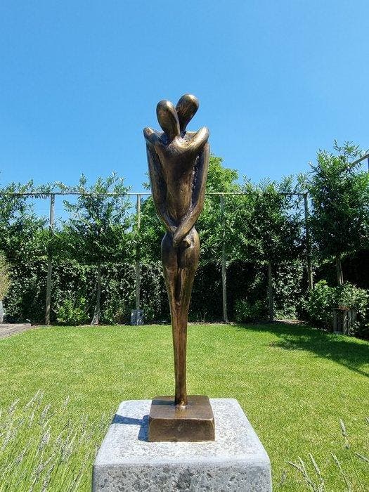 Beeldje - An embracing couple - Brons, Antiek en Kunst, Kunst | Designobjecten