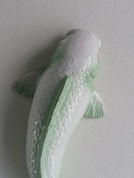 Vanessa Bonino - Sculpture, Koi carp - 32 cm - Majolique -, Antiquités & Art, Art | Objets design