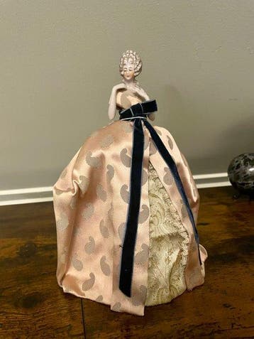 Figurine - Porcelain half-doll with fabric skirt -, Antiek en Kunst