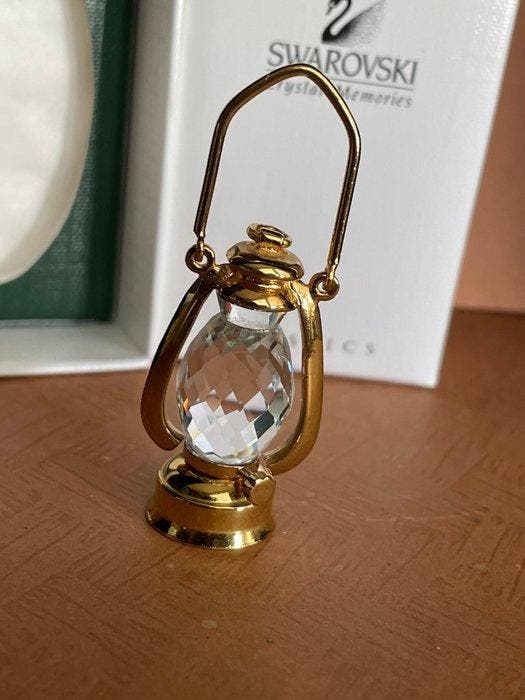 Swarovski - Beeldje - Memories Petroleum Lamp Goud - Boxed -, Antiquités & Art, Curiosités & Brocante